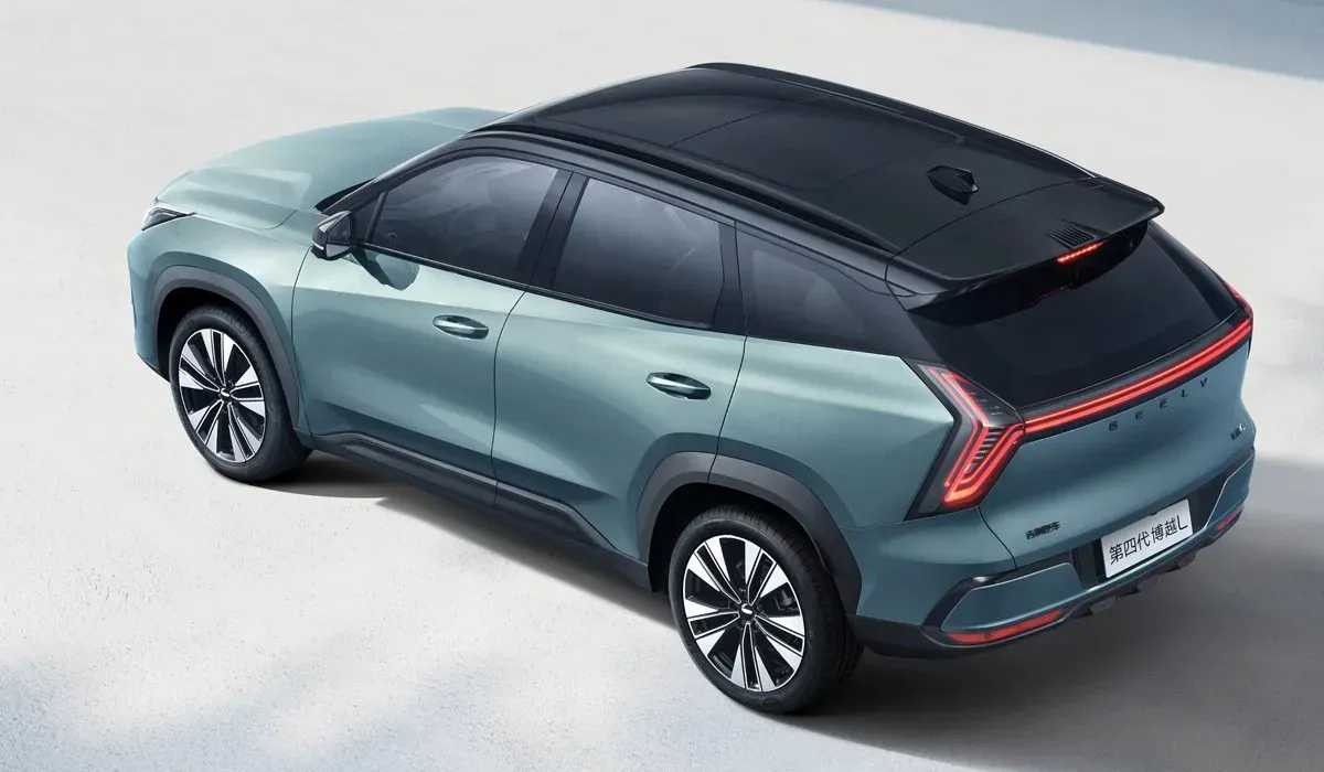 Новый Geely Atlas стал хитом сразу после старта продаж: каждые 2 минуты продают одну машину