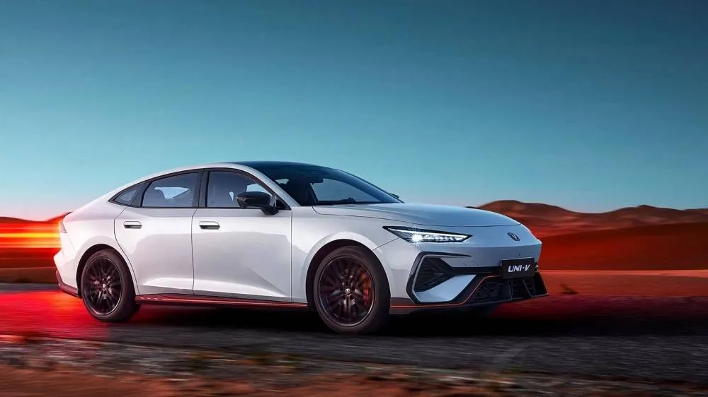 Очередное поколение лифтбека Changan Uni-V: новый дизайн, технологии и мощные двигатели