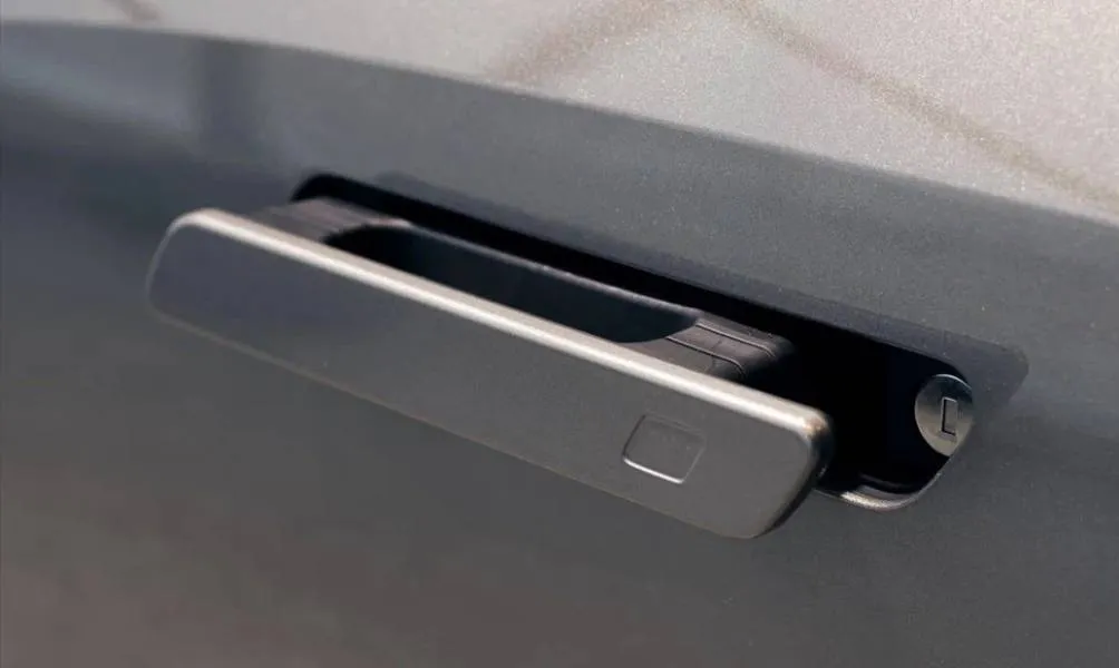 В Китае обсуждают запрет полностью выдвижных дверных ручек в автомобилях