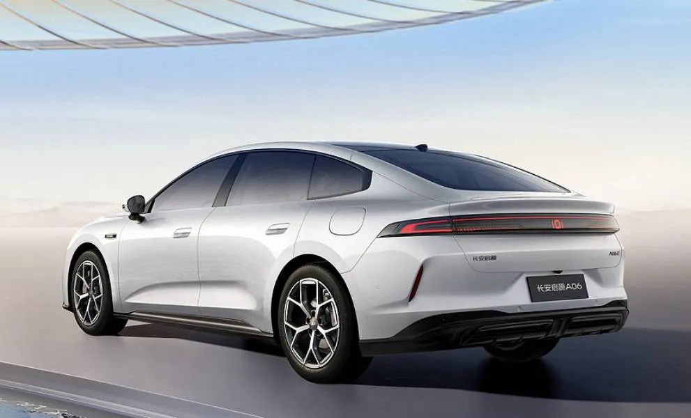 Электролифтбек Changan A06 заряжается на один километр всего за секунду