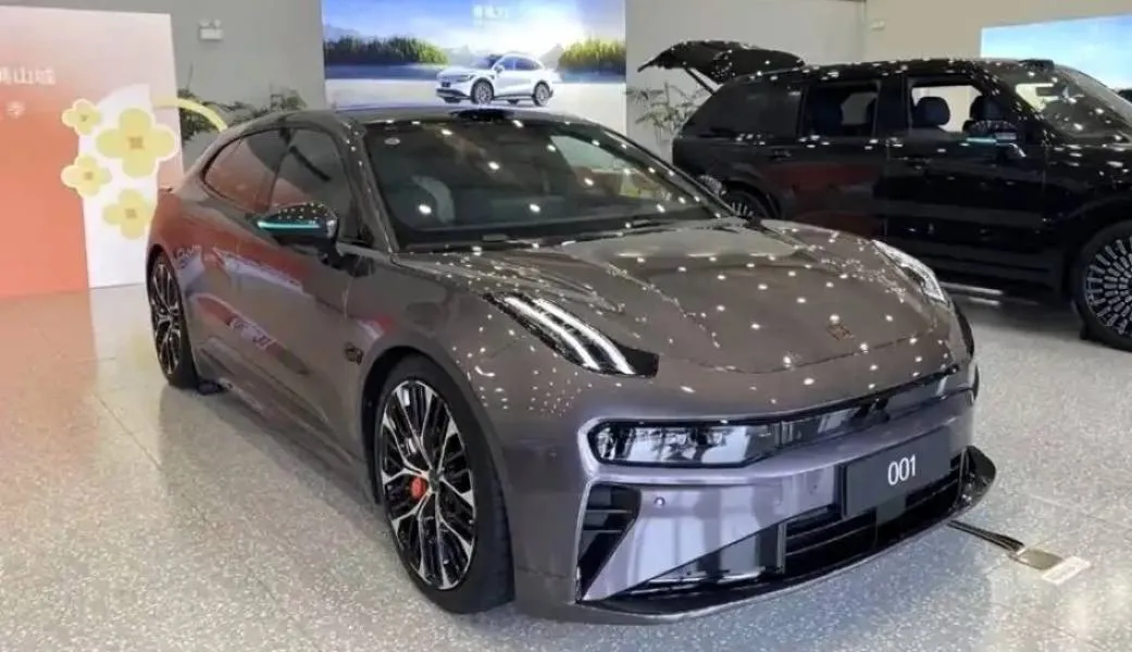 Обновлённый Zeekr 001 стал мощнее, быстрее и умнее