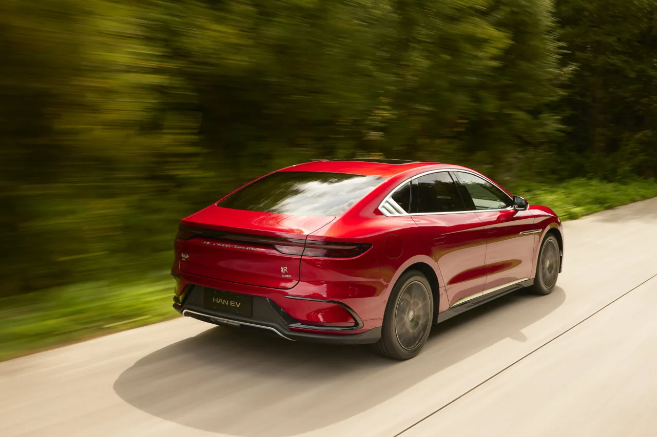 В седанах BYD Han пассажиров перестанет укачивать