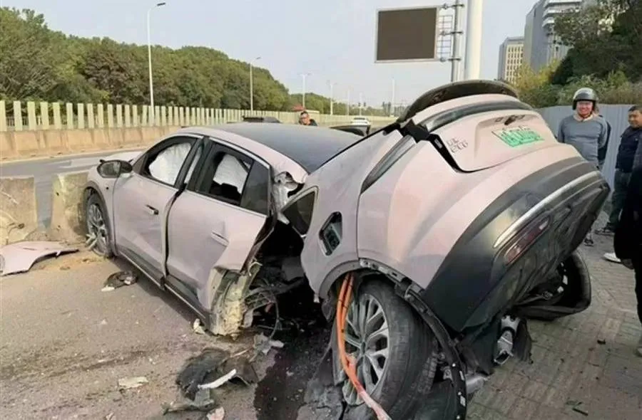 Nio EC6 в результате ДТП раскололся пополам, но батарея не загорелась