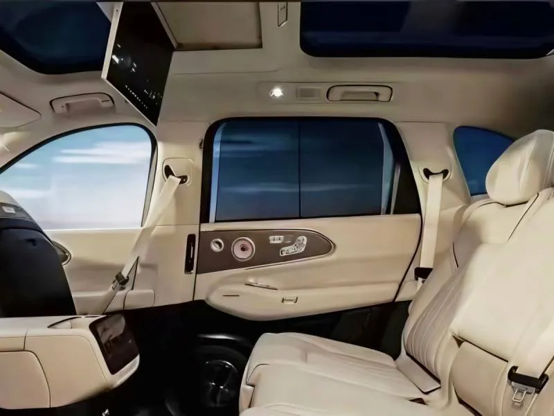 Первые фотографии салона Zeekr 8X