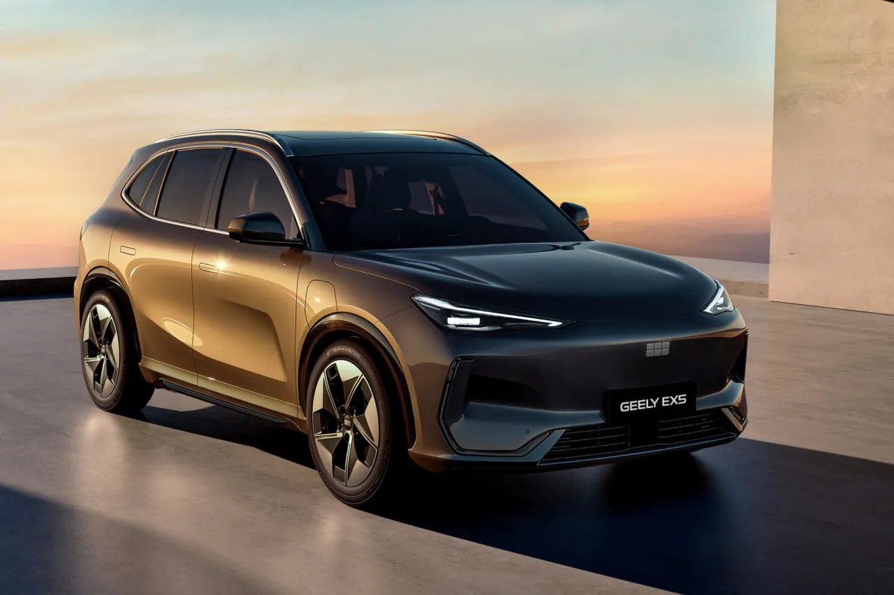 Дилеры начали принимать заказы на электрокар Geely EX5: цена — 4 099 990 рублей