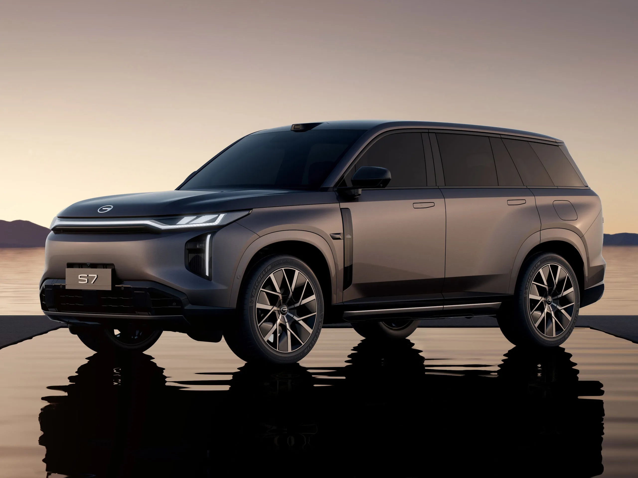 Стали известны российские цены большого гибридного кроссовера GAC Trumpchi S7