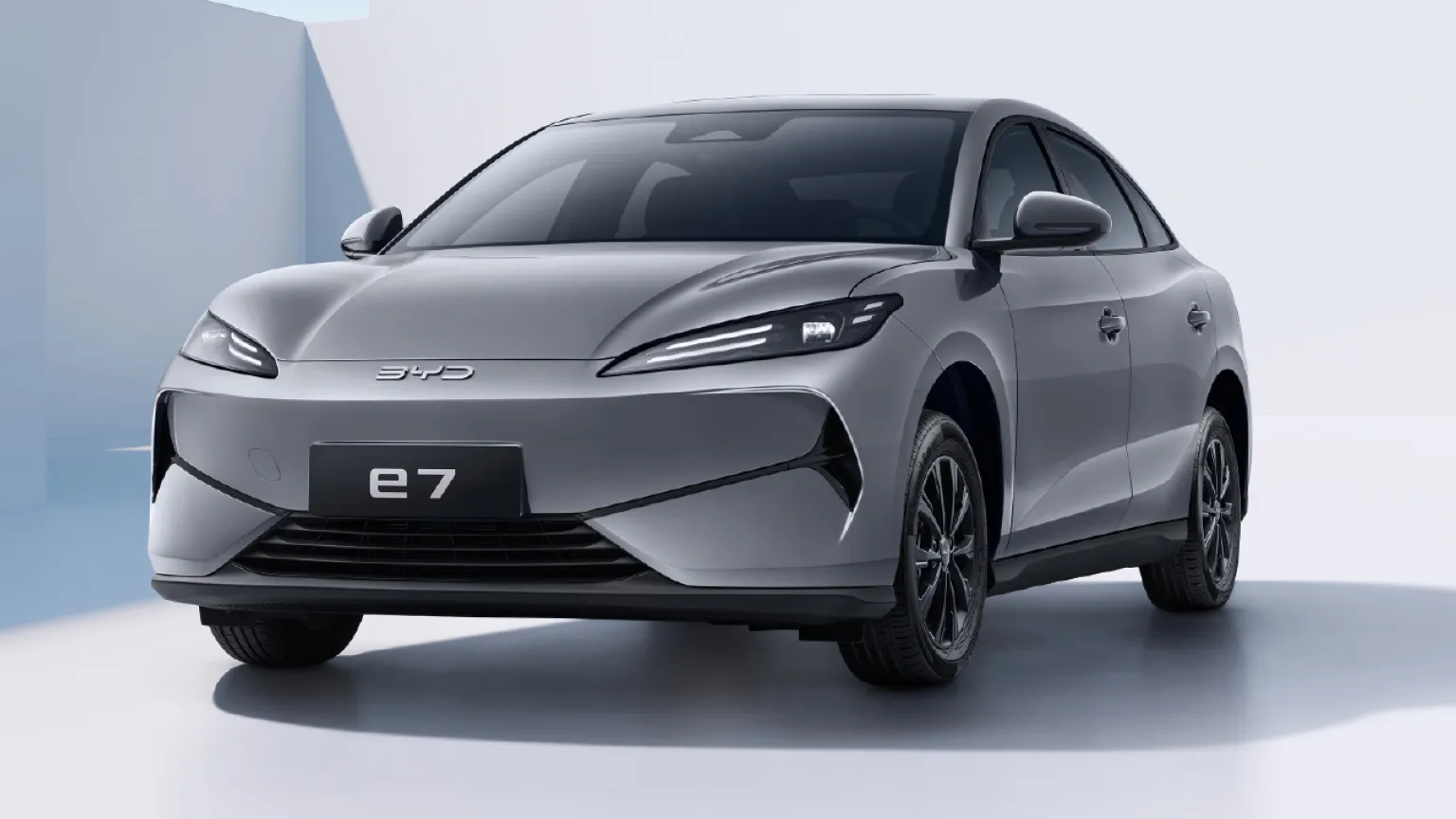 Седан BYD e7 выходит на китайский рынок как доступный электрокар для такси