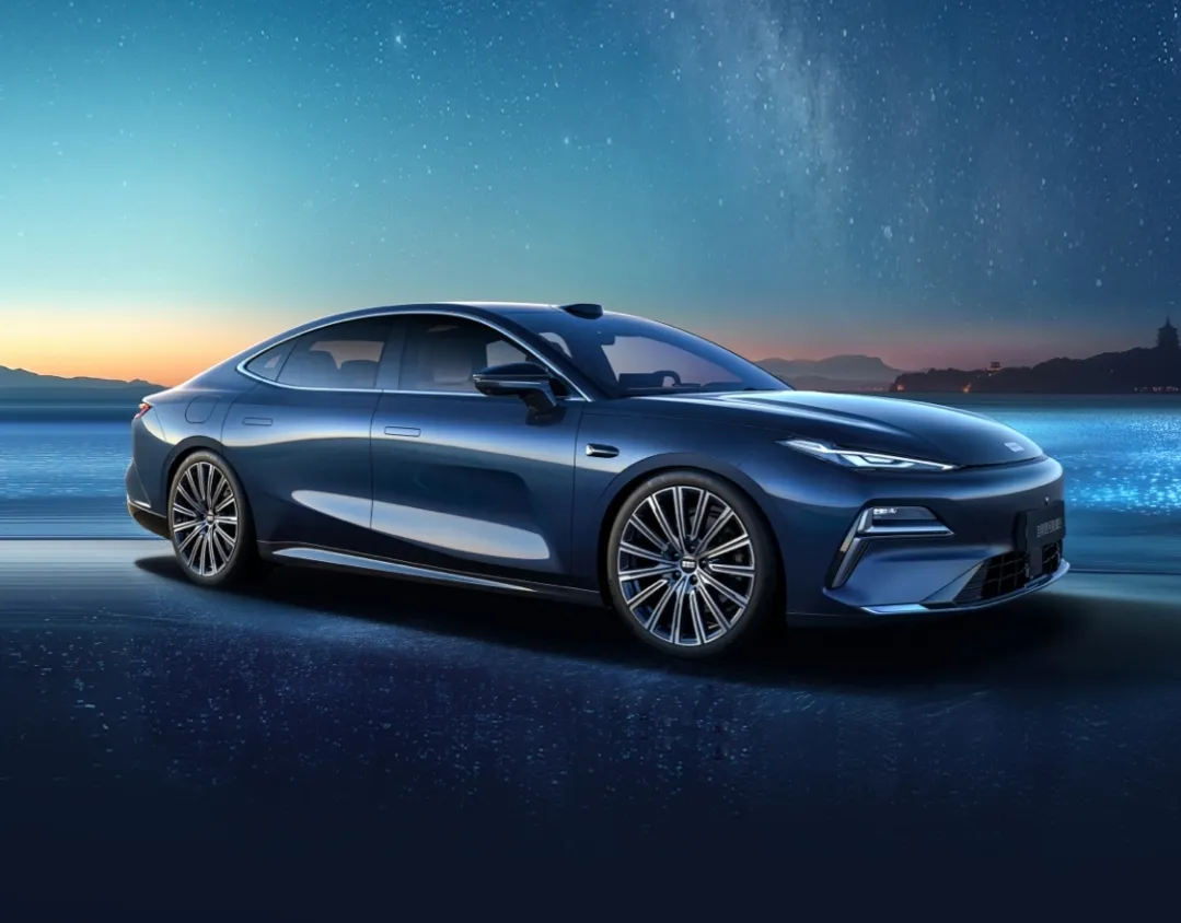 Geely открывает продажи большого седана Galaxy Starshine 8 PHEV