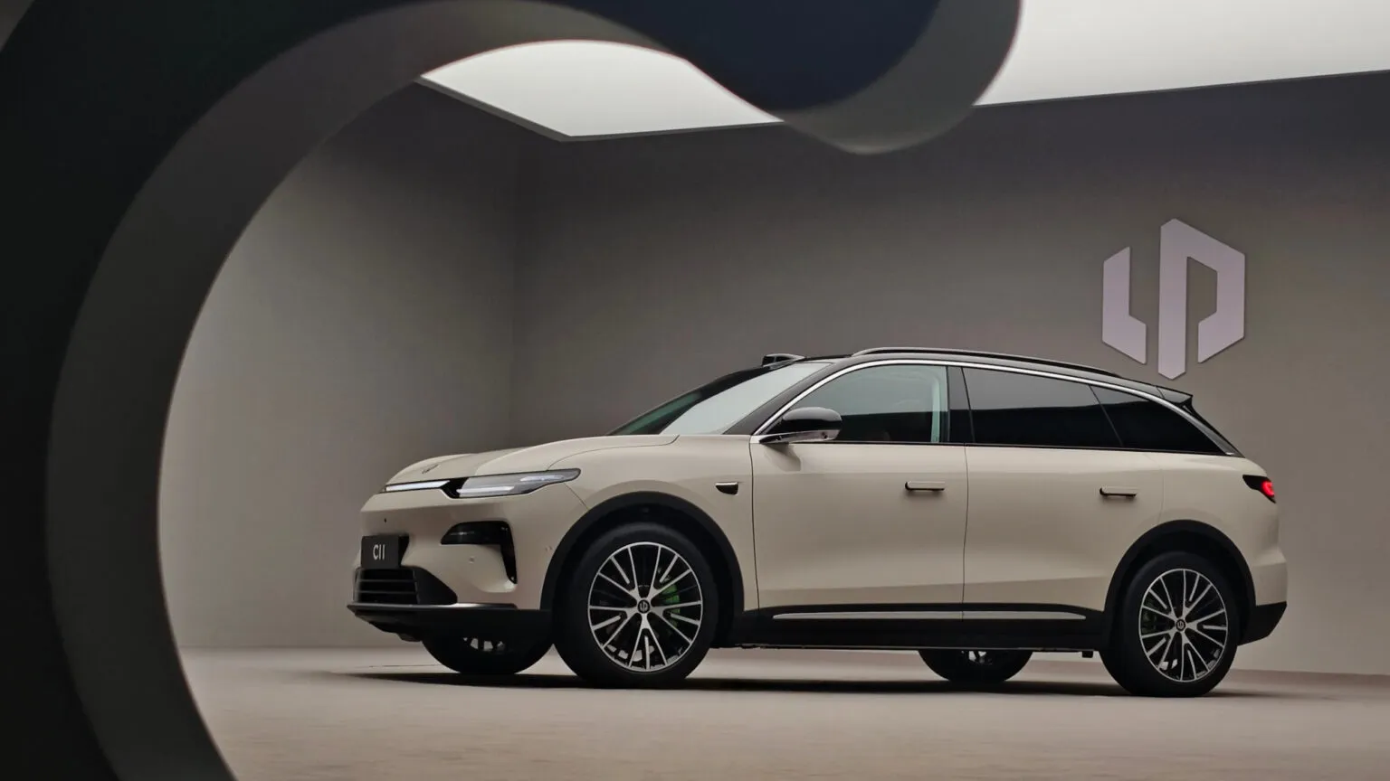 В Китае стартовали продажи обновлённого кроссовера Leapmotor C11. Он стоит меньше 2 000 000 рублей