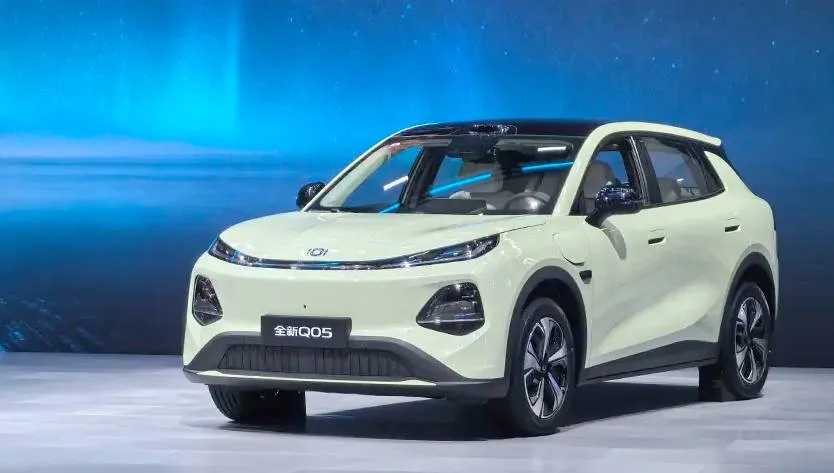 Changan представил новый электрокроссовер Q05 с «королевским сиденьем»