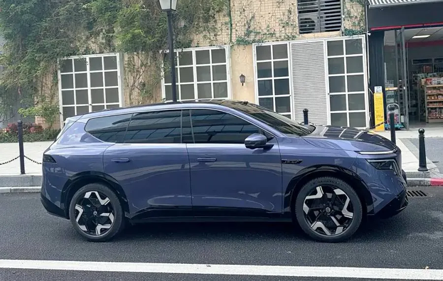 Nissan NX8 со множеством огоньков уже на выходе